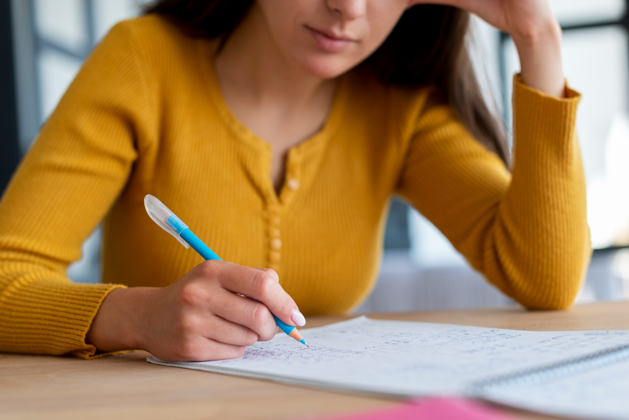 Mujer realizando un examen de oposición gracias al graduado escolar.